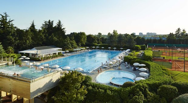 Estate in città: ecco la piscina esclusiva di Milano tra acqua, oasi verde ed happy hour