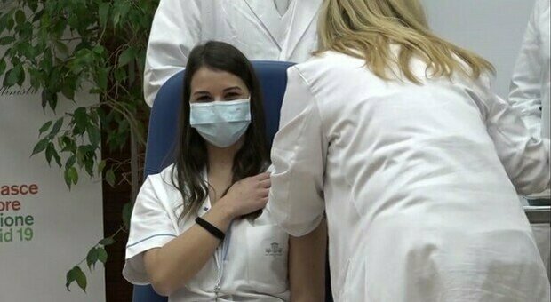 «Vediamo quando muori»: le minacce choc dei no-vax a Claudia Alivernini, la prima vaccinata