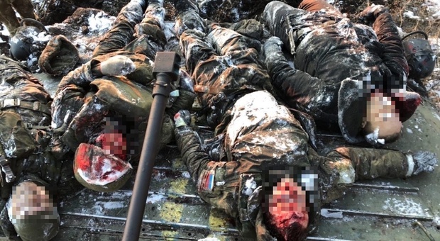 Ucraina choc: decine di cadaveri di soldati russi abbandonati. E Mosca non li "reclama"