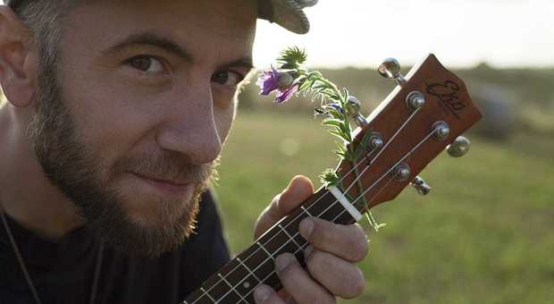 Emilio Stella e la sua "Isola di plastica" la canzone-denuncia contro l'inquinamento ambientale e mentale