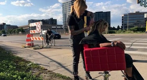 Katie, la parrucchiera di strada: gira la città e taglia i capelli gratis ai senzatetto