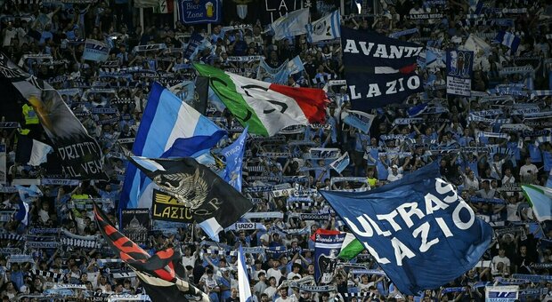 Lazio, ululati razzisti contro Umtiti a Lecce: curva chiusa per un turno. Il club: «Gesto vergognoso»