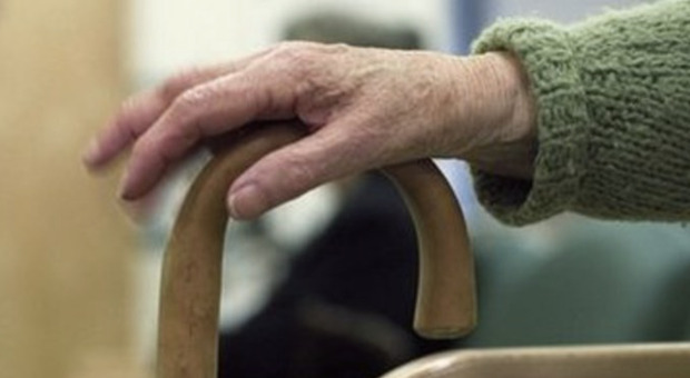 Anziana truffata dalla badante moldava e da sua figlia: le hanno sottratto 160mila euro
