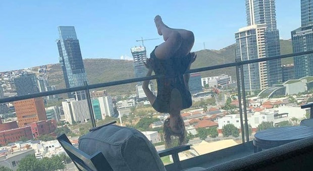 Messico, cade dal balcone mentre fa yoga: studentessa 23enne si rompe 110 ossa