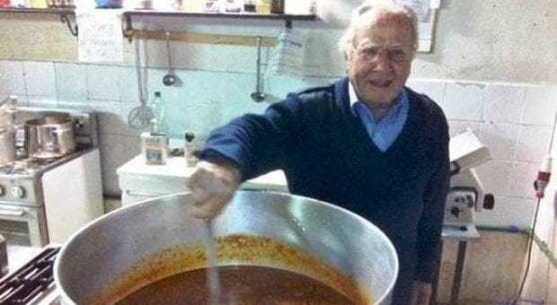 Dino, lo chef dei poveri che a 89 anni assiste oltre 300 senzatetto: Mattarella lo nomina eroe della Repubblica