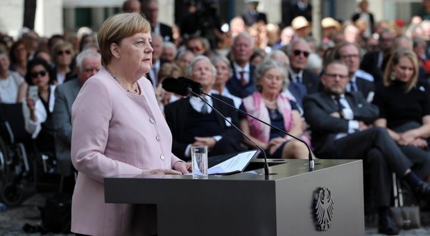 Merkel onora l'ufficiale tedesco che tentò di uccidere Hitler