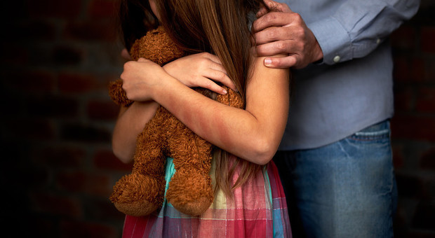 Mettono al mondo la figlia solo per abusarne sessualmente: in manette padre, madre e un'altra donna