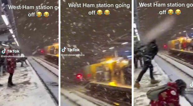 Battaglia (epica) a palle di neve in stazione: il treno è in ritardo e i pendolari si scatenano Il video è virale su TikTok