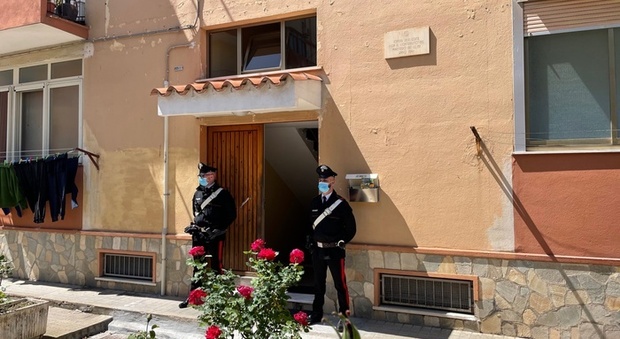 Il cuoco Mario Romani trovato morto in casa: «Forse un malore». Il giallo delle stanze a soqquadro