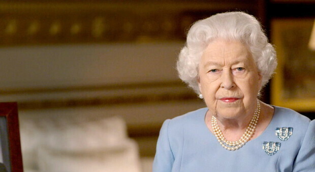 Regina Elisabetta, per il principe Andrea è divisa fra madre e monarca: «Vuole aiutarlo»
