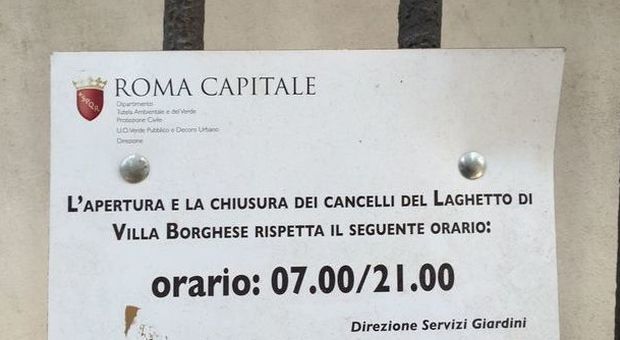 Roma, villa Borghese aperta fino alle 21: ​ma la guardia giurata chiude i cancelli alle 18