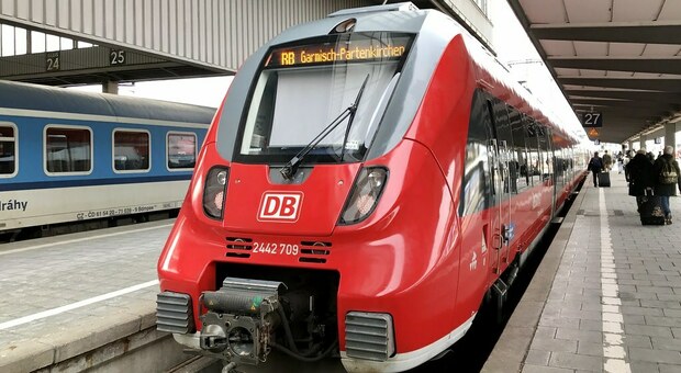 Treno deraglia in Germania: 3 morti e 60 feriti, tanti studenti a bordo. I vagoni precipitano nella scarpata