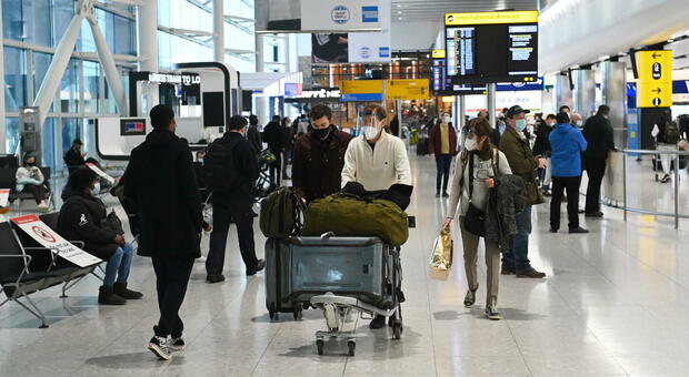 Caos voli, Heathrow chiede stop vendita biglietti per l'estate: «Troppi passeggeri»