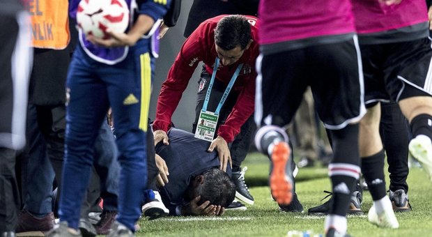 Fenerbahce-Besiktas sospesa per incidenti: ferito da un seggiolino il tecnico Gunes