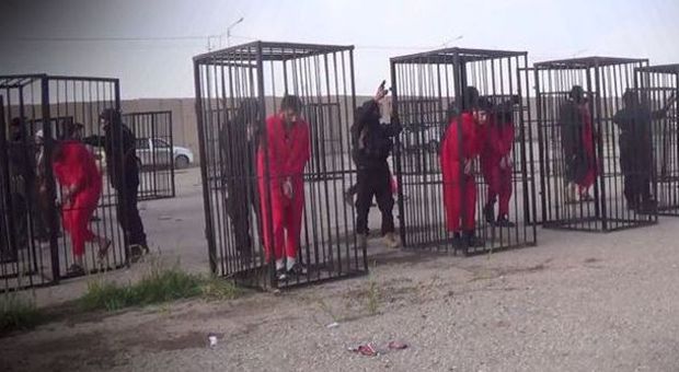 Isis, nuovo video: 21 curdi in gabbia. "Li decapitiamo"