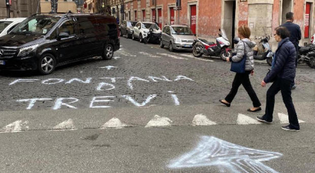 False indicazioni per la Fontana di Trevi: la scritta sull'asfalto manda in tilt i turisti