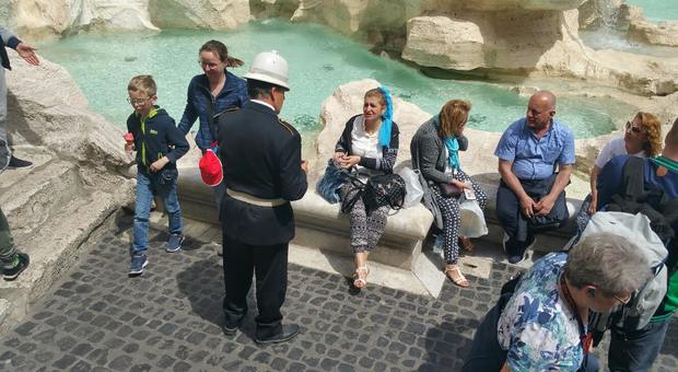 Roma, si spoglia e prova a tuffarsi nella Fontana di Trevi: «Devo fare un rito sacro»