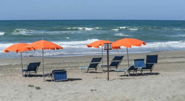 Ragazza di 30 anni trovata morta in spiaggia: mistero a Rimini. «Nessun segno di violenza»