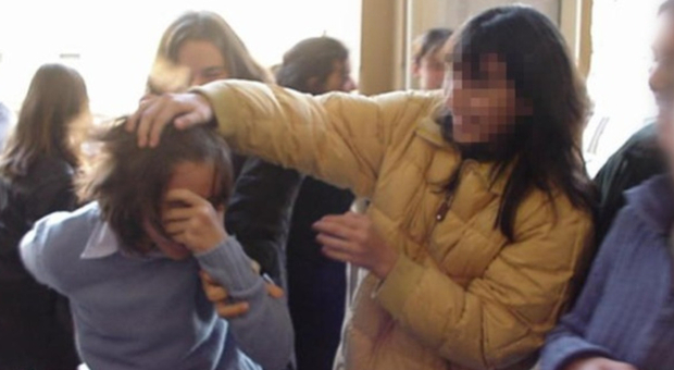 Perseguitata dalle compagne di classe: aggressione choc fuori da scuola, tre ragazzine le strappano le unghie