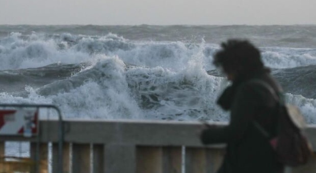 Fotografa l'onda anomala e viene travolta: turista morta in Costiera Amalfitana