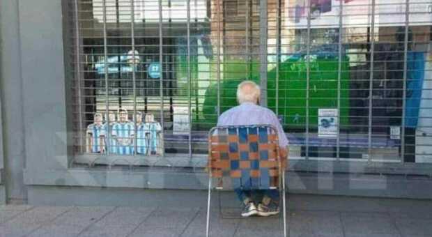 Argentina, l'anziano guarda i Mondiali davanti al negozio di elettrodomestici: «Non ha la tv». E gliene regalano una