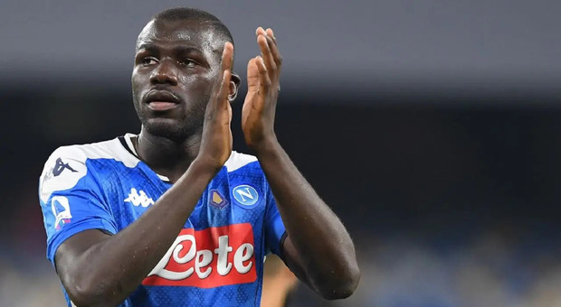 Koulibaly dice addio al Napoli: al Chelsea per 40 milioni. Contratto faraonico: ecco quanto guadagnerà