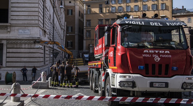 Roma, camion si ribalta a Montecitorio: "Abbattuti due colonnotti di marmo"