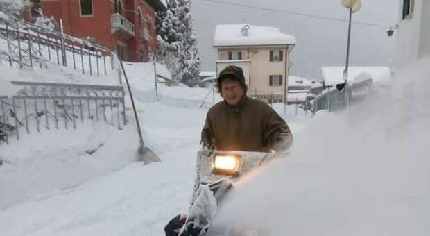 Rosalia ripulisce le strade dalla neve a 90 anni, la foto fa il giro del web. E la Meloni la elogia