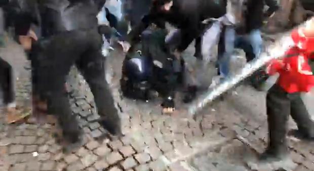Piacenza, due arresti per il pestaggio al Carabinieri. Minniti: "Nulla a che fare con l'antifascismo"