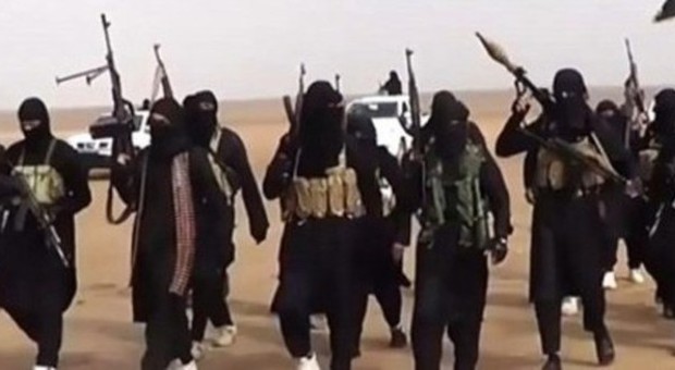 Isis, donne suicide per sfuggire agli stupri ​dei jihadisti: a migliaia preferiscono la morte