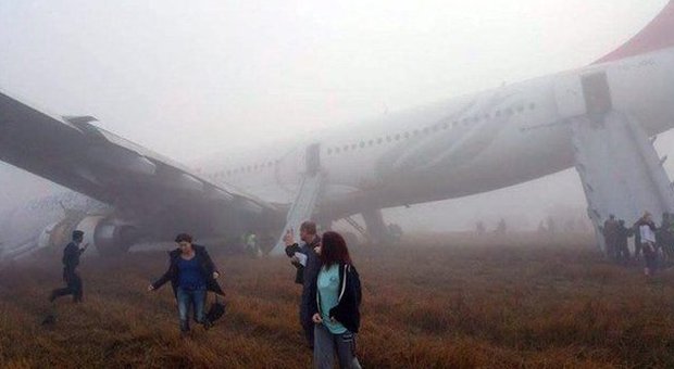Aereo Turkish Airlines fuori pista a Kathmandu: atterraggio fallito, si ferma sull'erba