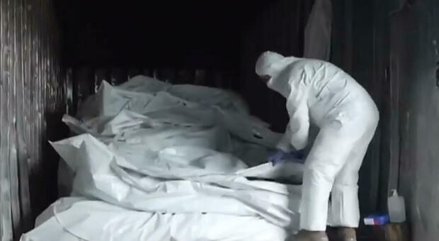 I cadaveri dei russi abbandonati sul campo e in vagoni frigo: «Pile di corpi alte due metri»