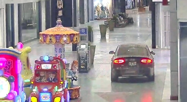 Entrano al centro commerciale con l'auto: vetrine sfondate e fuga con il maxi bottino VIDEO