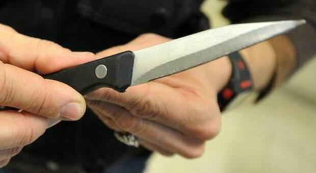 Milano, donna aggredisce il marito in casa con un coltello dopo una lite furiosa