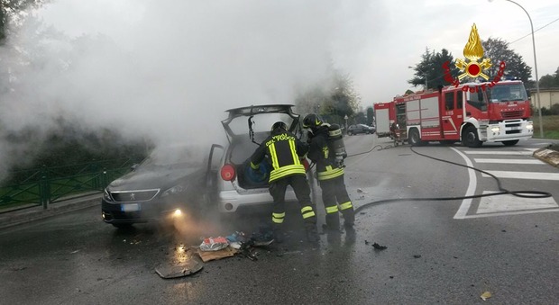 Schianto all'incrocio: auto prendono fuoco, paura per l'impianto a Gpl