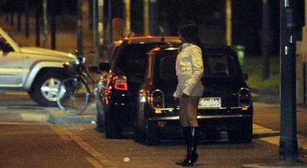 Perde il portafogli al distributore, la prostituta lo riconsegna intatto ai carabinieri
