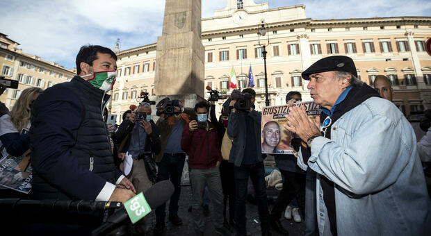 Enrico Montesano senza mascherina a Montecitorio, fermato dalla polizia