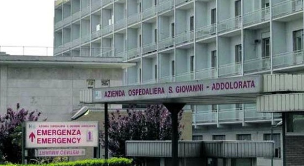 Dramma al S.Giovanni, si butta dal terzo piano dell'ospedale: muore uomo di 60 anni