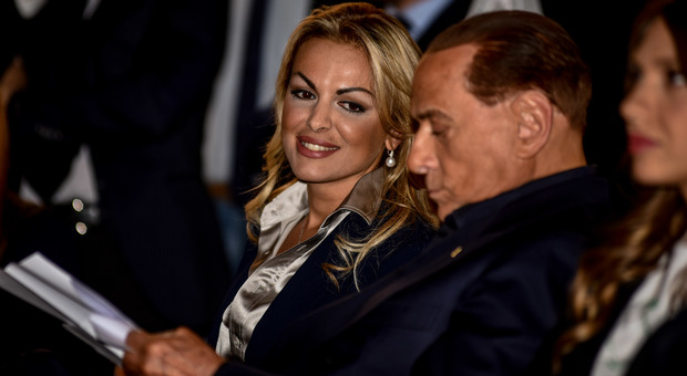 Berlusconi e Francesca Pascale, amore finito. Lei: «Gli auguro di trovare qualcuno che si prenda cura di lui»