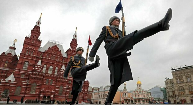 Putin, così lo zar paga lo stipendio ai soldati (aggirando le sanzioni): il ruolo di Gazprombank
