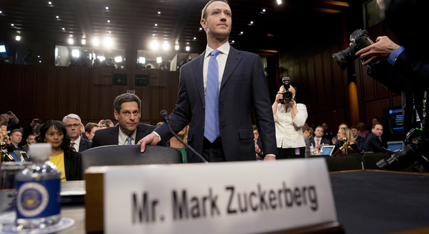Zuckerberg sotto attacco di fronte al Senato: «Mi dispiace, faremo meglio»