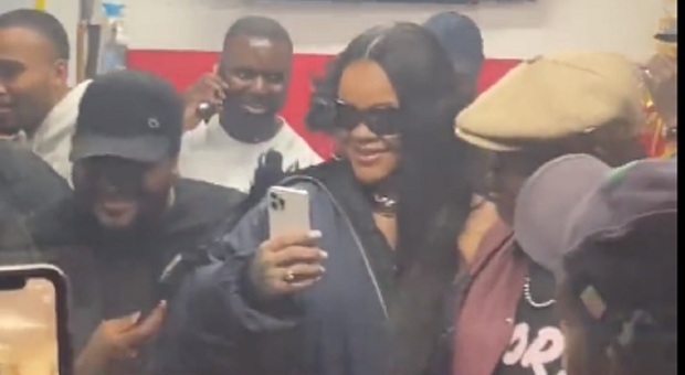 Rihanna e A$AP Rocky, sorpresa in periferia: le star dal barbiere, i fan assaltano il negozio VIDEO