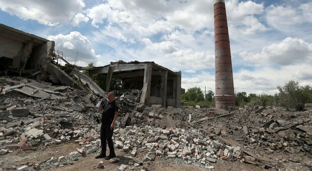 Mosca: abbiamo conquistato regione del Lugansk Kiev: la battaglia per il Donbass non è finita Bombe su aeroporto di Melitopol in mano ai russi