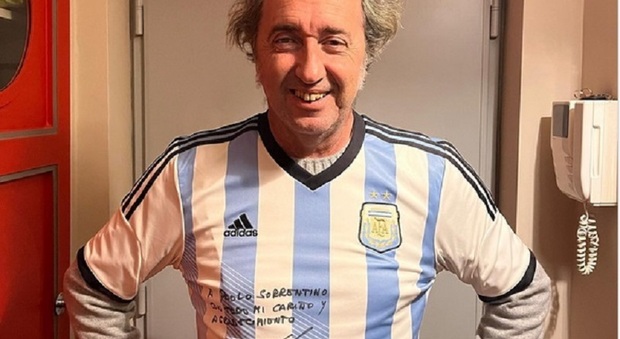 Paolo Sorrentino indossa la maglia dell'Argentina con la dedica di Maradona
