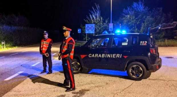 Sfreccia con un bolide, i carabinieri fermano 25enne e gli scoprono la droga nelle mutande