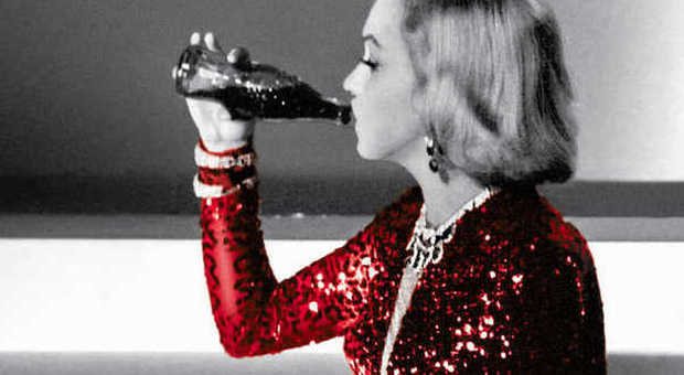 La bottiglia di Coca Cola compie 100 anni Un tour di festeggiamenti e uno spot social