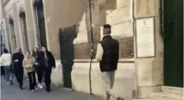 Punta con una siringa in via del Corso, preso l'uomo grazie al video della vittima