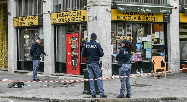 Uccide il padre a coltellate mentre era seduto al bar: choc a Milano FOTO