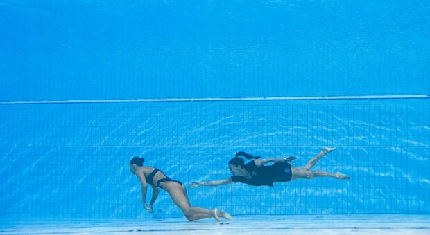 Panico ai mondiali di nuoto, la sincronette Anita Alvarez sviene in acqua. L'allenatrice si tuffa e la salva FOTO