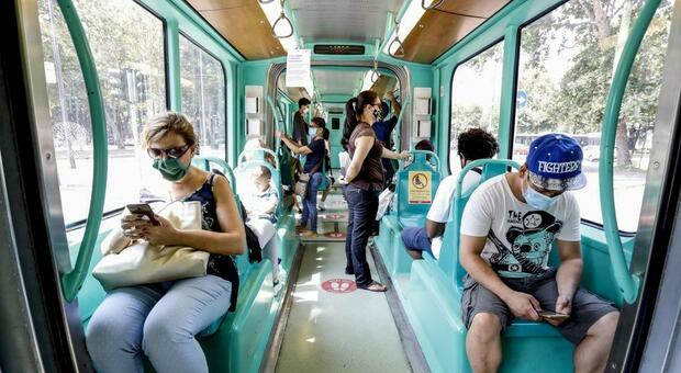 Si rifiuta di indossare la mascherina sul tram: il conducente ferma il mezzo, 41enne denunciato